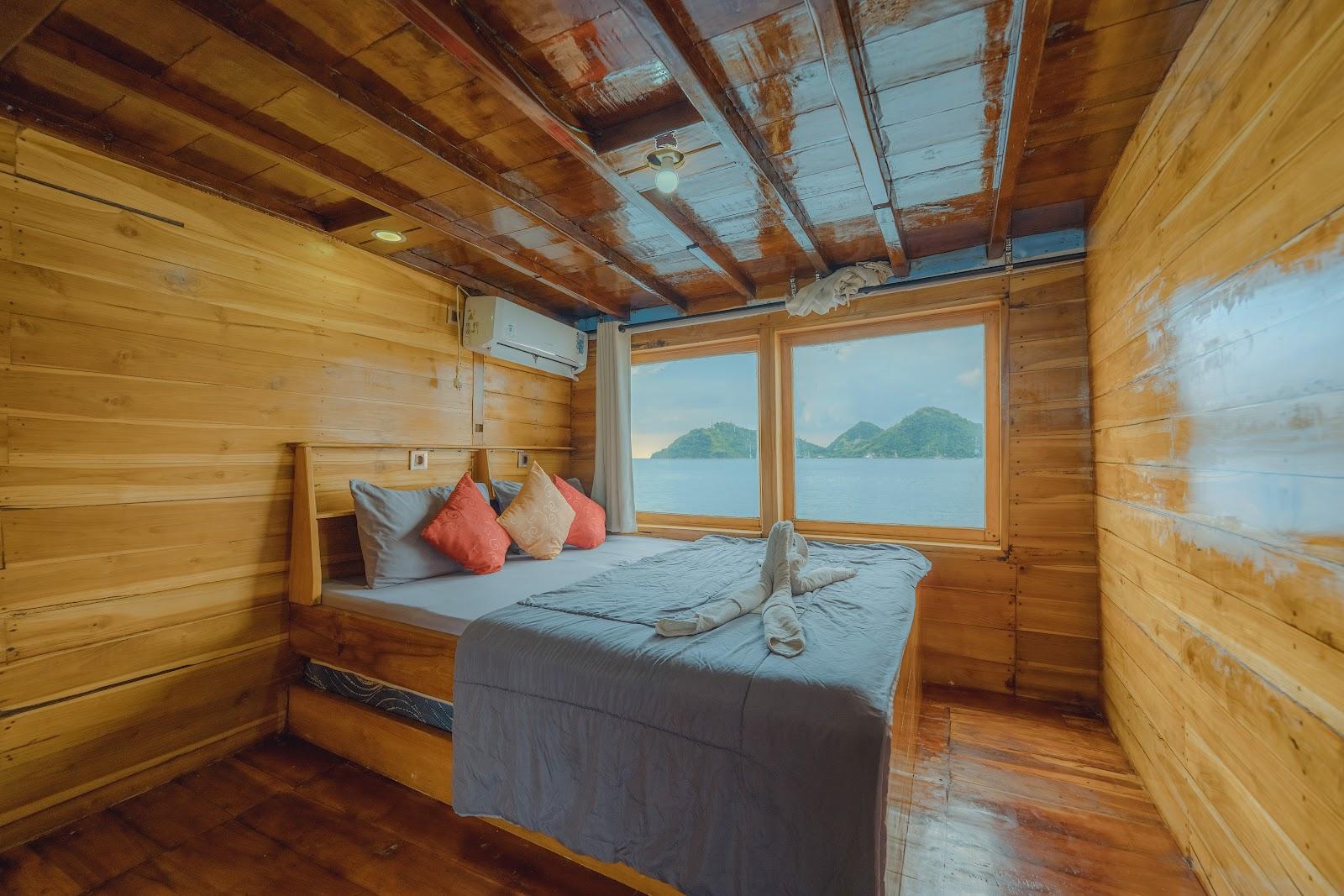 Balaraja — 6-Master Ocean(2) - Queen Bed + Extra Bed, private bathroom (image 1)