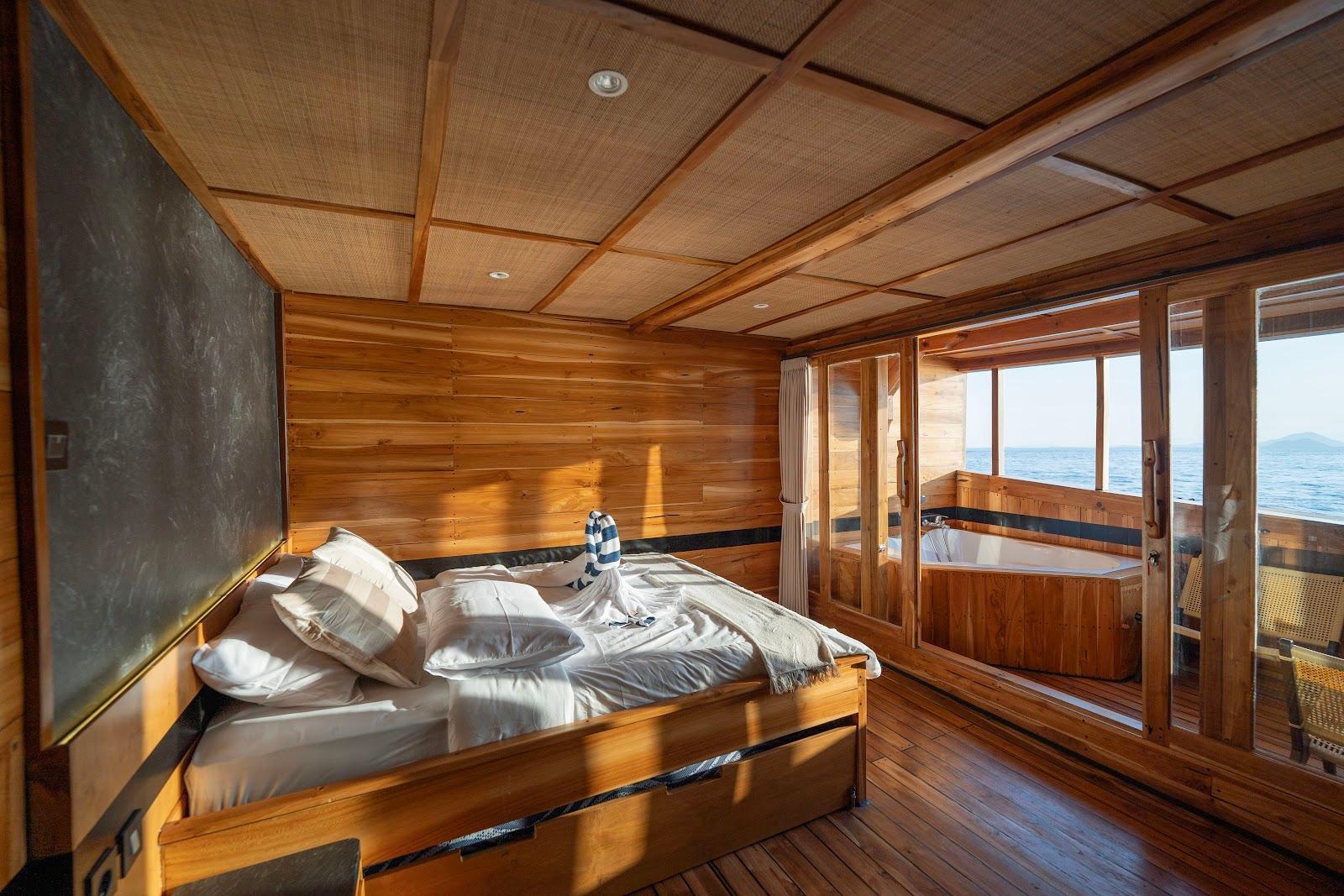 Lamborajo 3 — Cabin 6 (Master Ocean - Queen bed + Extra Single Bed  + private bathroom and jacuzzi) (image 6)