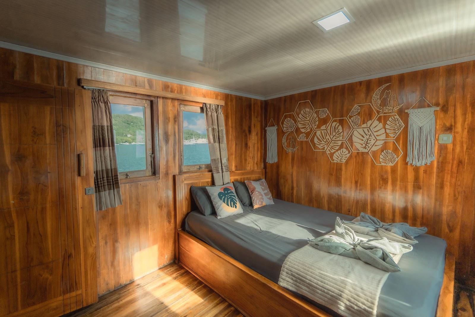 Almadira — CABIN 6- Master Ocean (QueenBed + Extra Queen Bed + Private bathroom) (image 11)