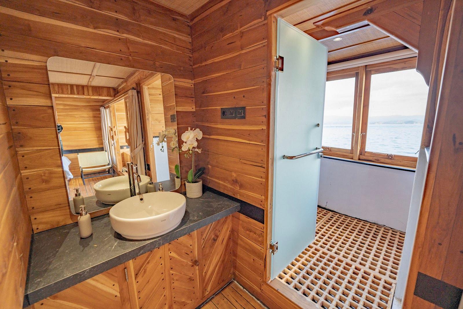 Lamborajo 3 — Cabin 5 (Master Ocean - Queen bed + Extra Single Bed  + private bathroom and jacuzzi) (image 16)