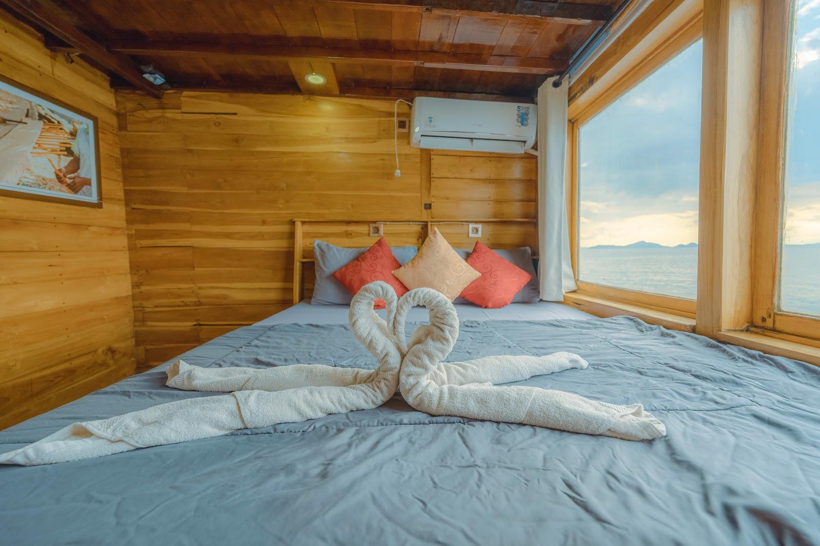 Balaraja — 6-Master Ocean(2) - Queen Bed + Extra Bed, private bathroom (image 3)