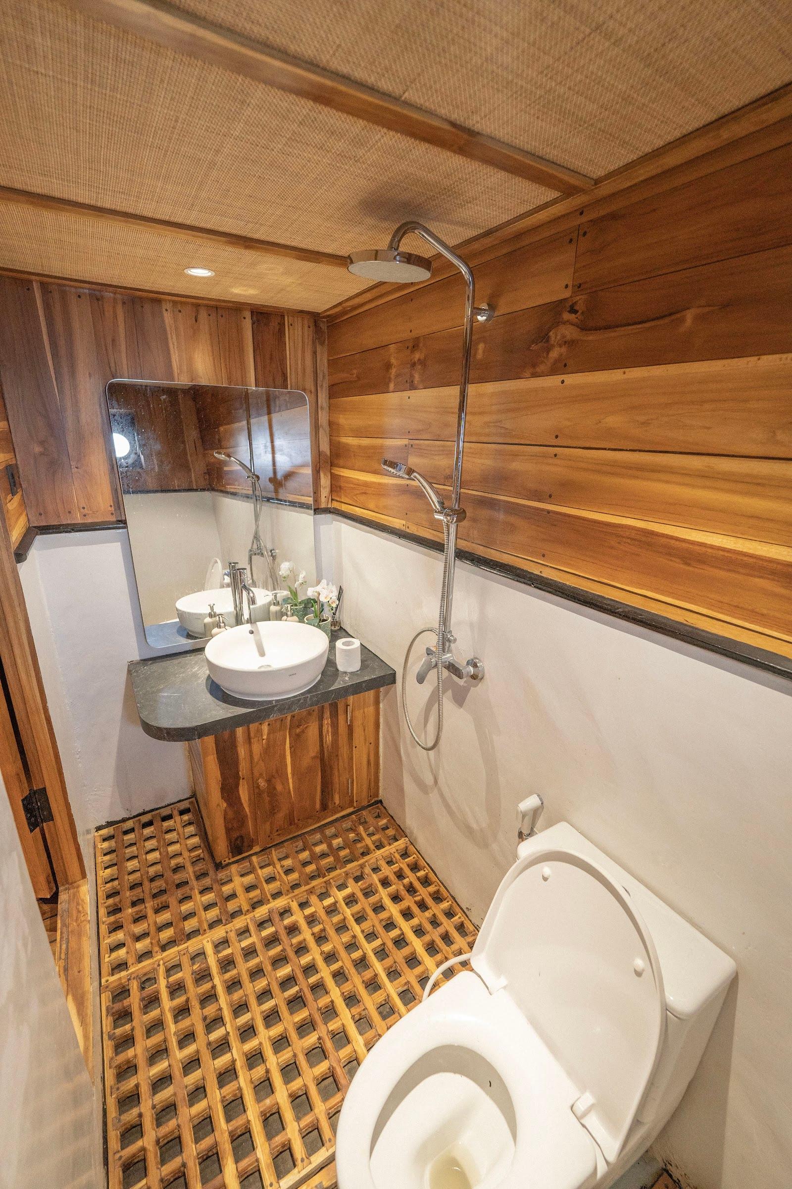 Lamborajo 3 — Cabin 4 (superior cabin - queen bed + private bathroom) (image 3)