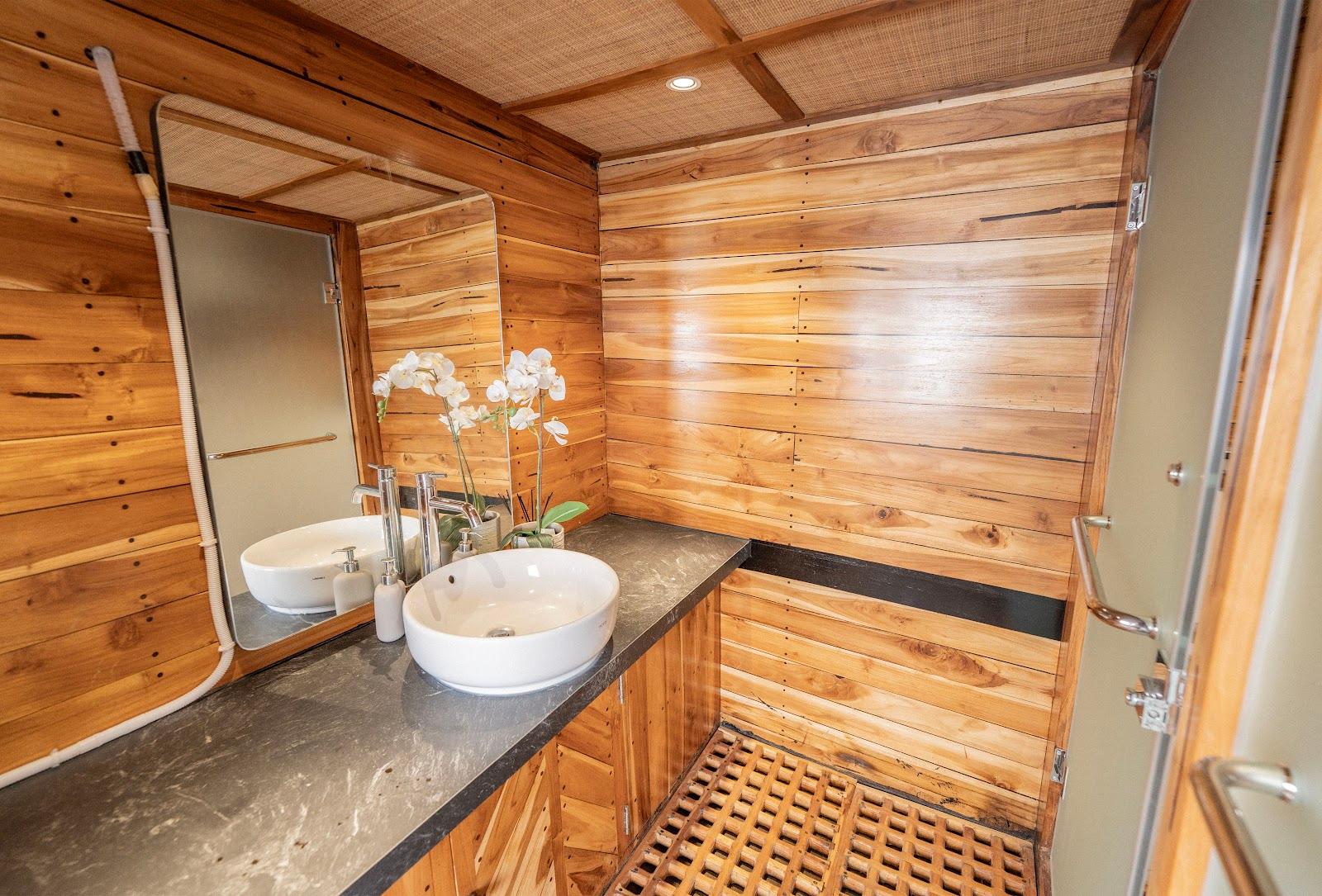 Lamborajo 3 — Cabin 7 (Royal Master - Queen bed + Extra 2x Single Bed  + private bathroom and jacuzzi) (image 3)