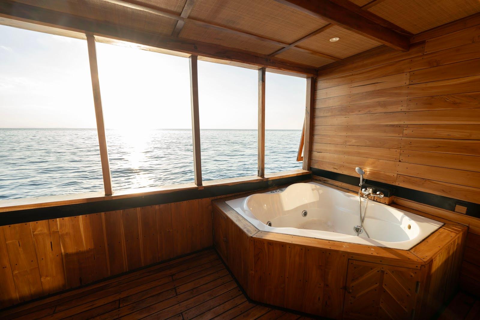 Lamborajo 3 — Cabin 5 (Master Ocean - Queen bed + Extra Single Bed  + private bathroom and jacuzzi) (image 9)