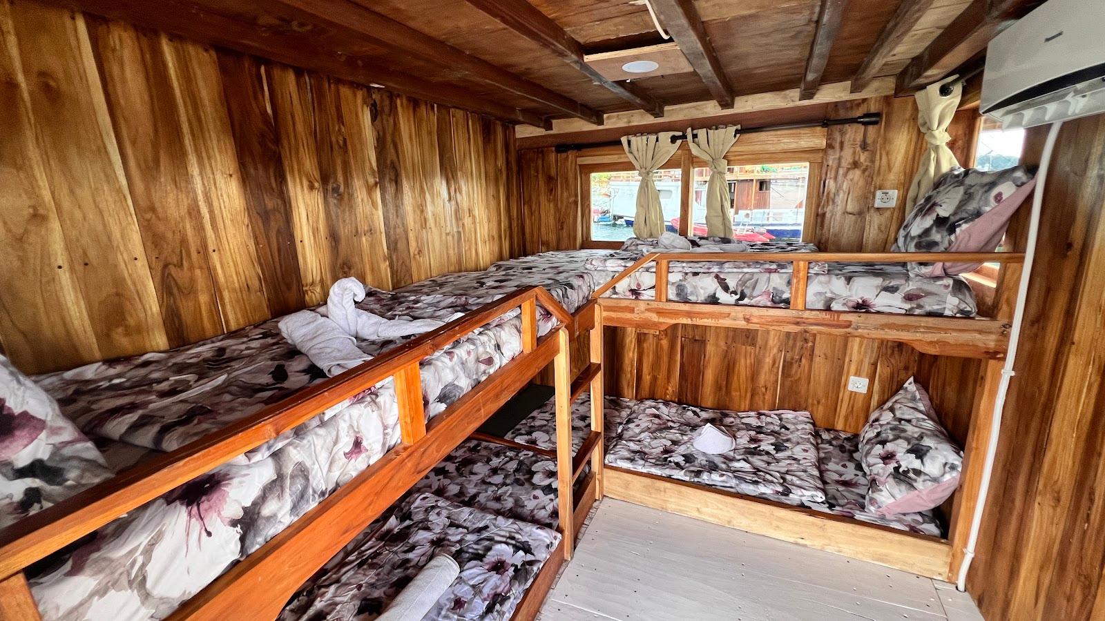 Flores Utama — share cabin 1 (4x Single Bunk Bed) (image 1)