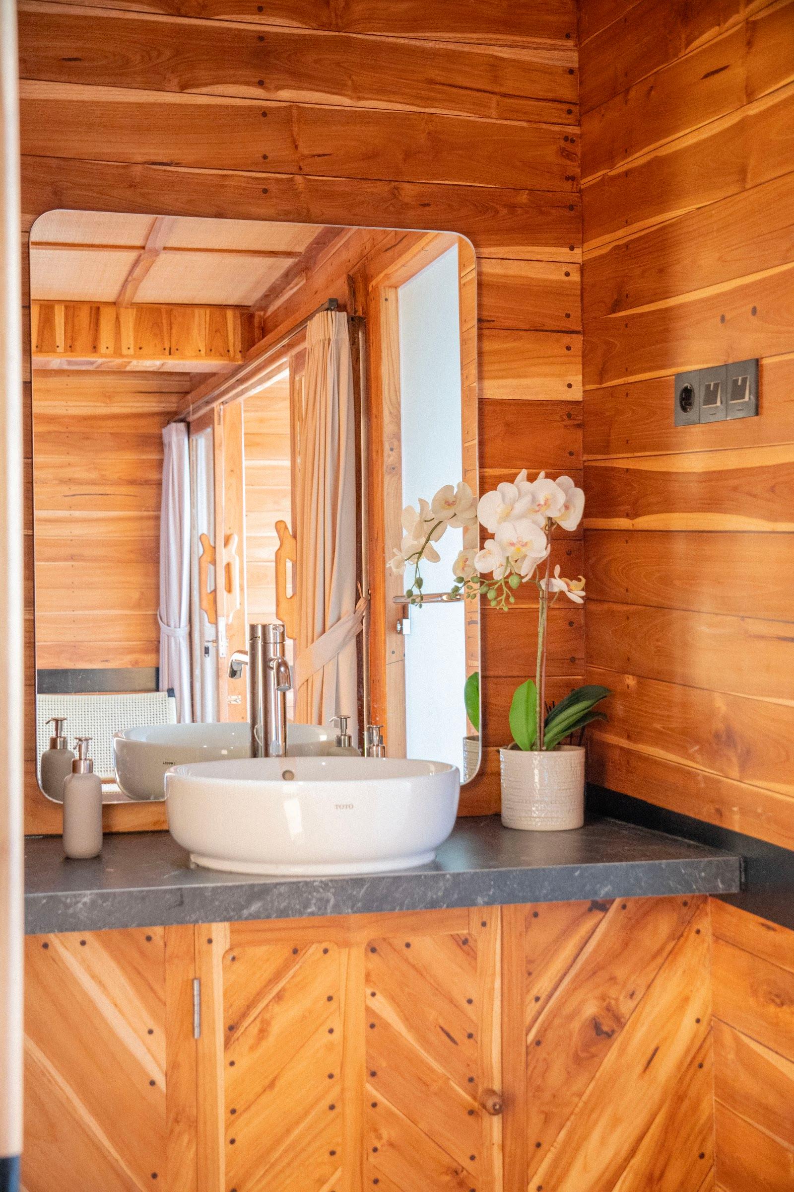 Lamborajo 3 — Cabin 6 (Master Ocean - Queen bed + Extra Single Bed  + private bathroom and jacuzzi) (image 3)