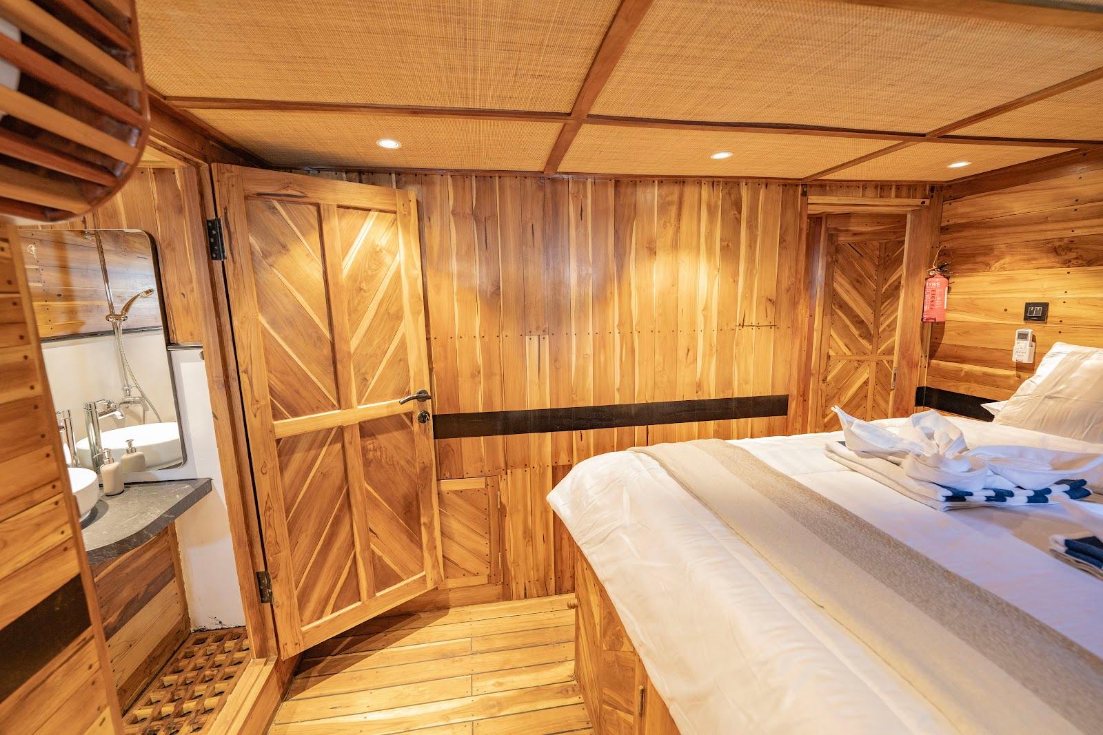 Lamborajo 3 — Cabin 1 (superior cabin - queen bed + private bathroom) (image 1)