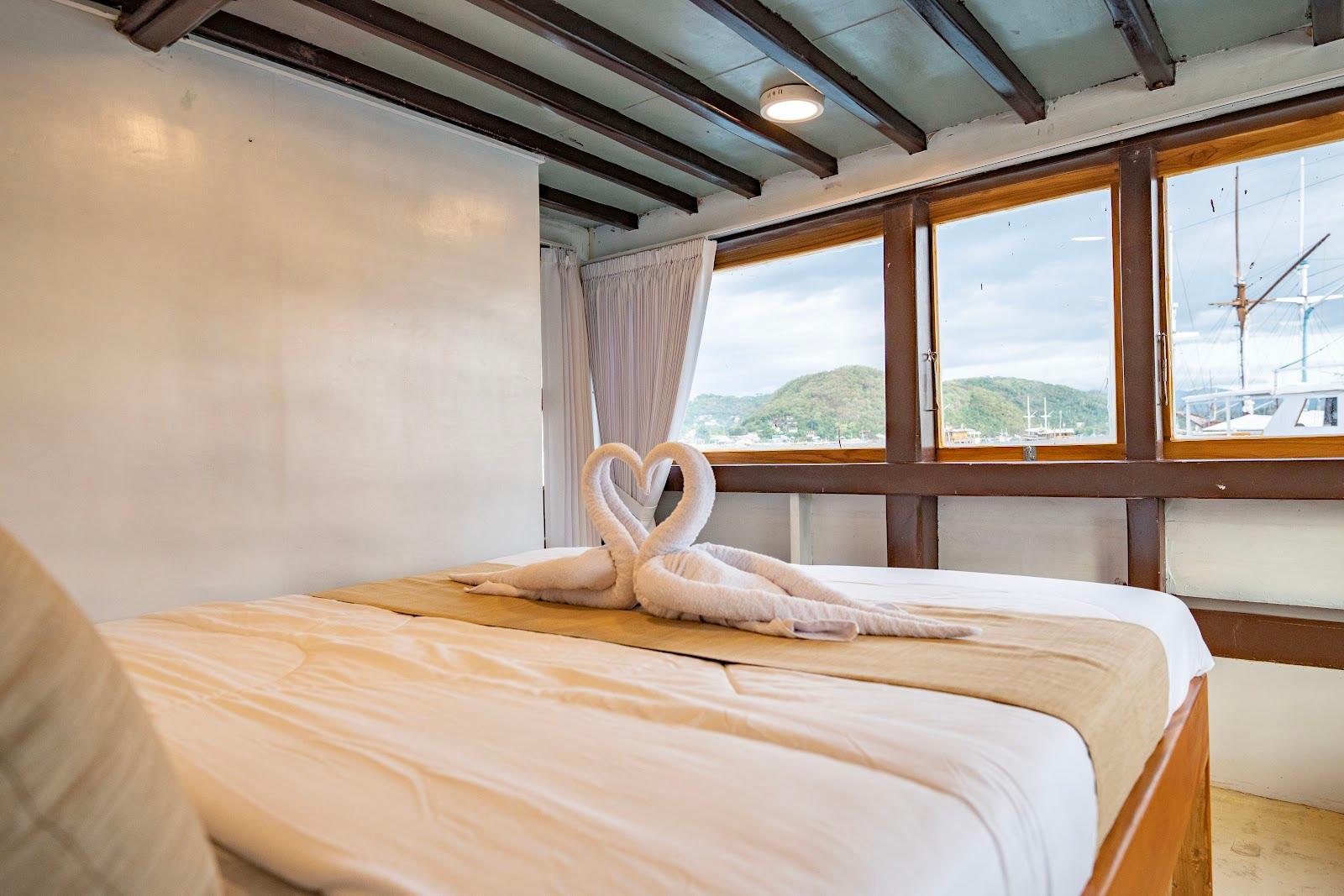 Alfathran — 6. Master Ocean View - upper deck(queen bed + Extra Single Bed 2-3 pax) (image 1)