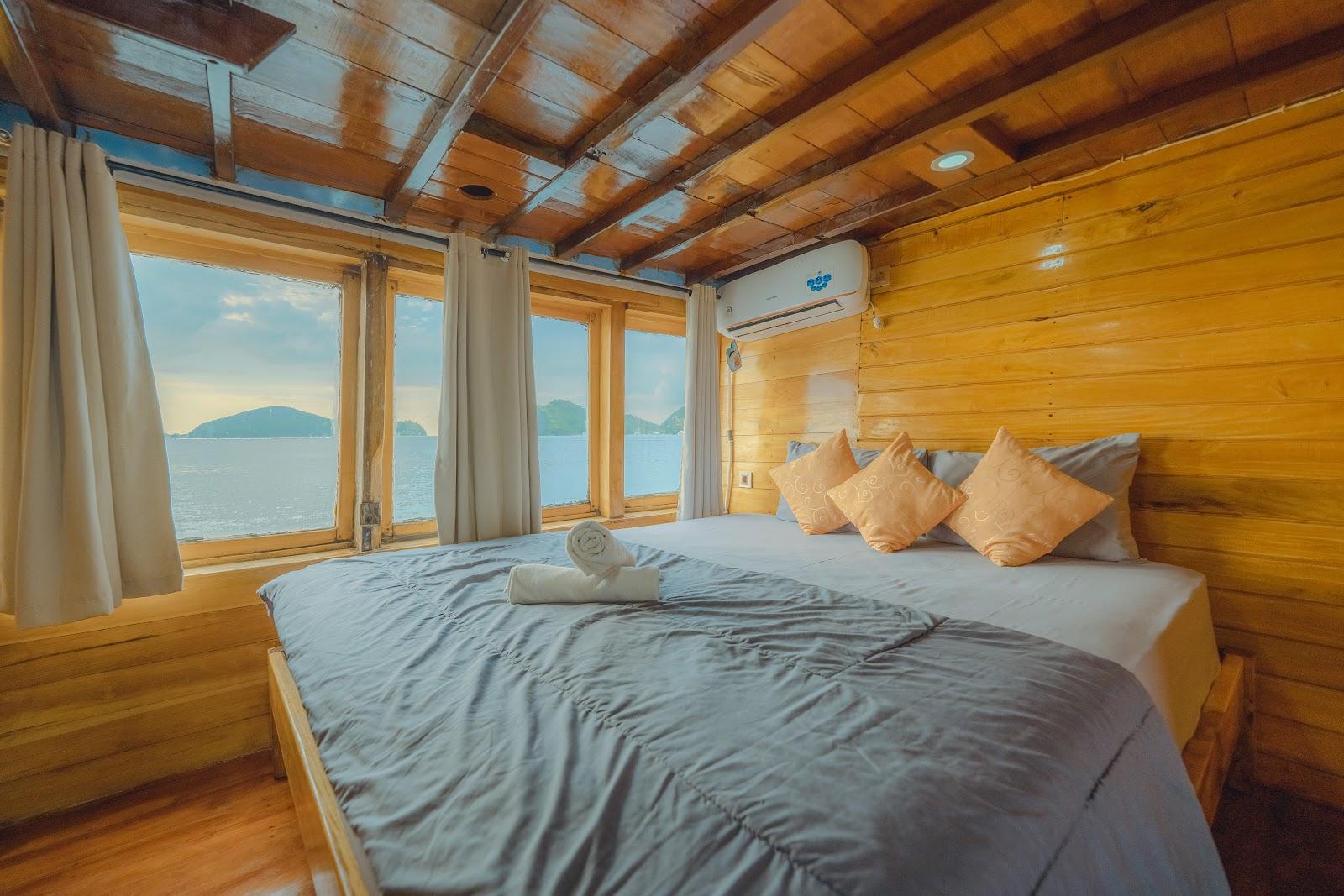 Balaraja — 5-Master Ocean(1) - Queen Bed + Extra Bed, private bathroom (image 3)