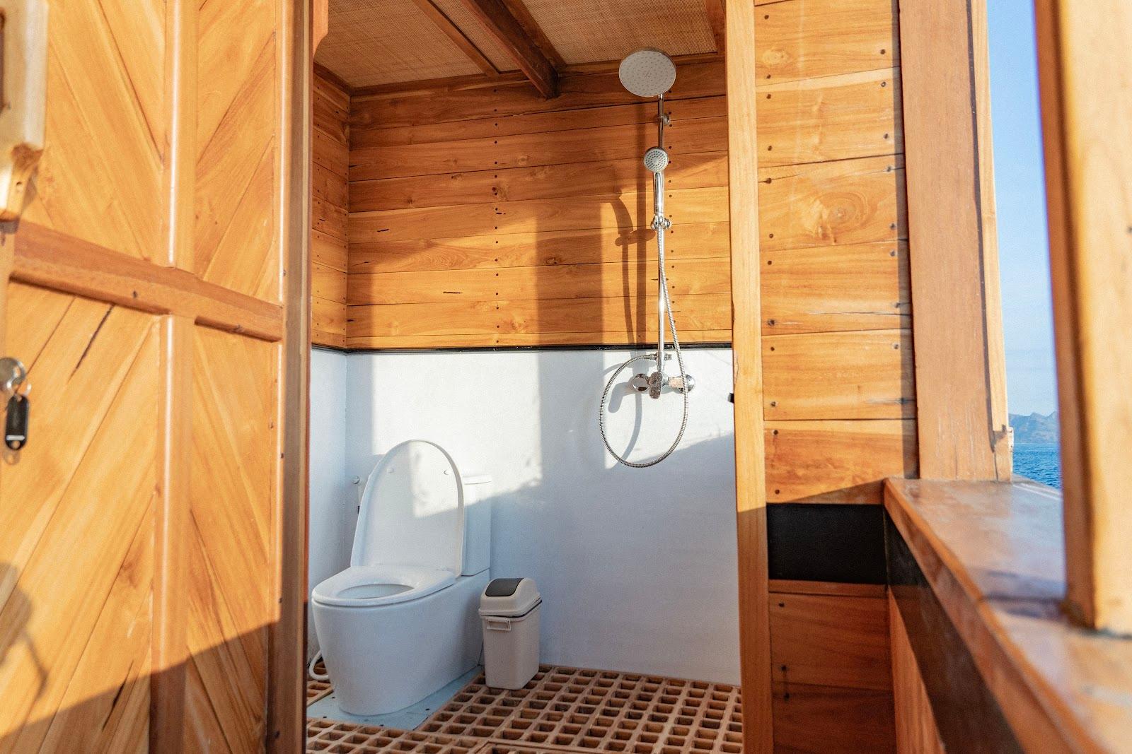 Lamborajo 3 — Cabin 5 (Master Ocean - Queen bed + Extra Single Bed  + private bathroom and jacuzzi) (image 23)