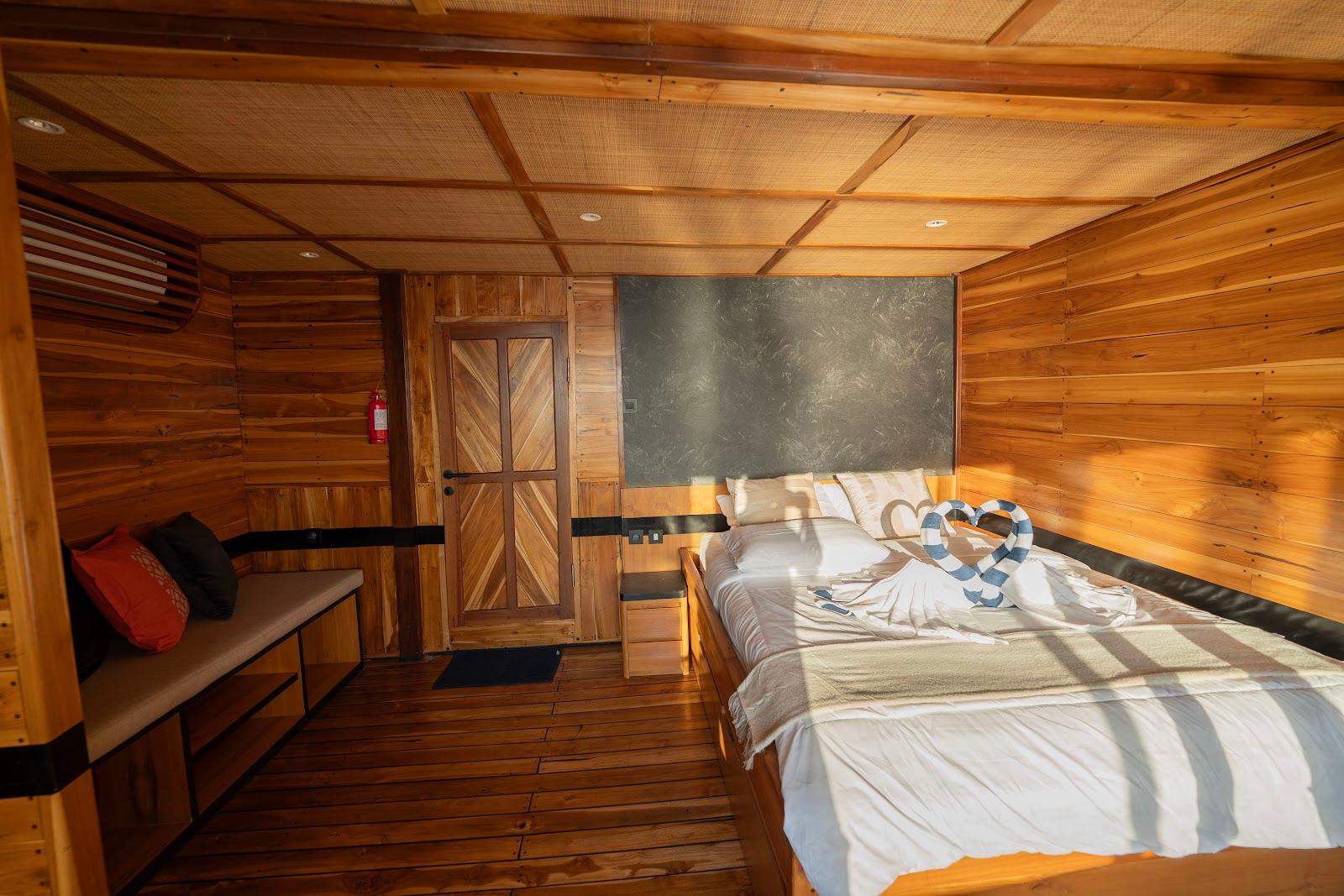 Lamborajo 3 — Cabin 6 (Master Ocean - Queen bed + Extra Single Bed  + private bathroom and jacuzzi) (image 2)
