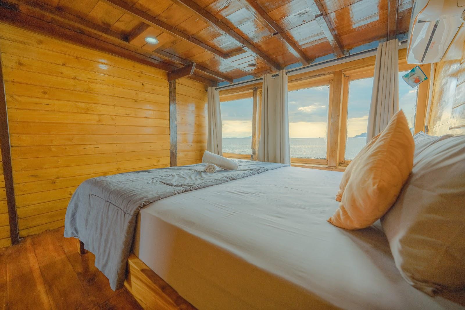 Balaraja — 5-Master Ocean(1) - Queen Bed + Extra Bed, private bathroom (image 4)