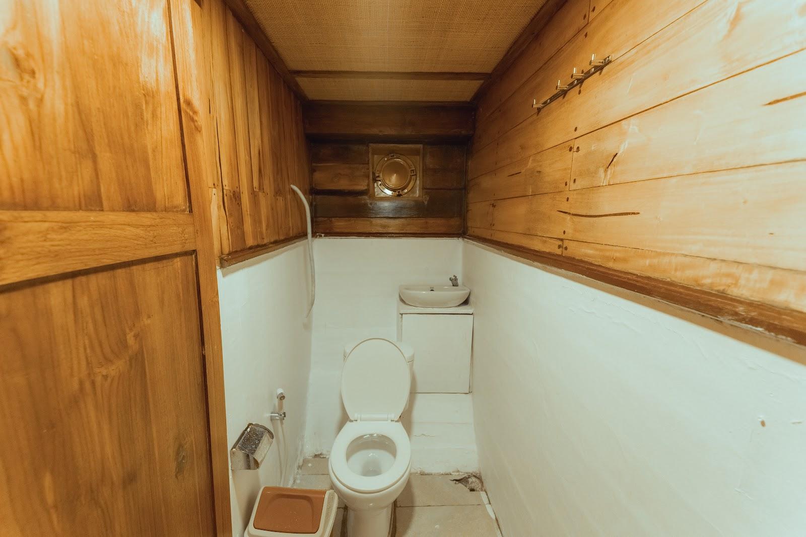Lamborajo 2 — 1-Superior Cabin (1) Queen Bed + Single Bed - Priavte Bathroom (image 6)