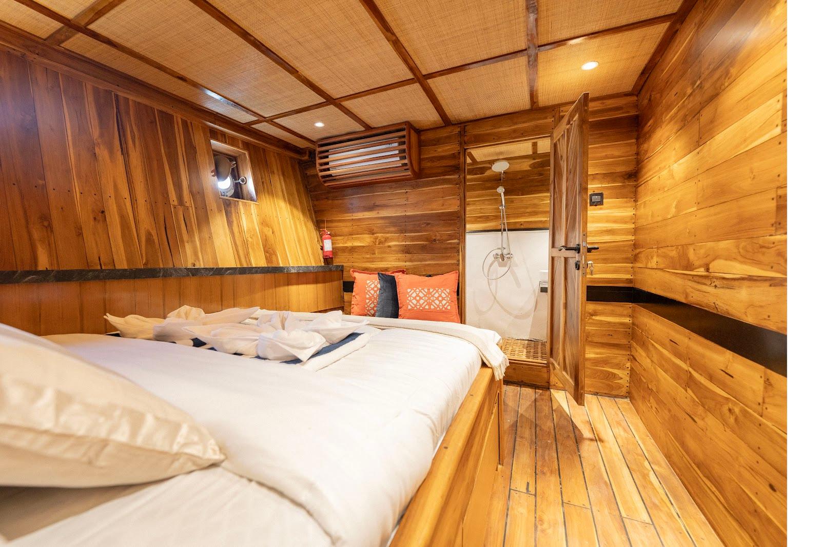 Lamborajo 3 — Cabin 3 (superior cabin - queen bed + private bathroom) (image 6)