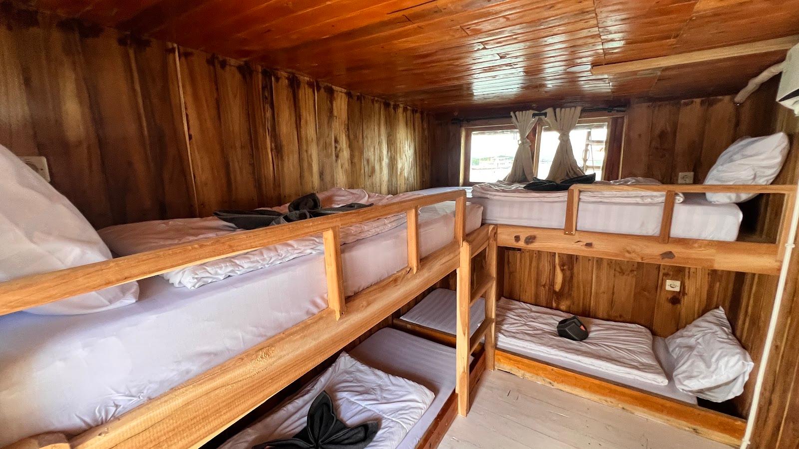 Flores Utama — share cabin 3 (4x Single Bunk Bed) (image 1)