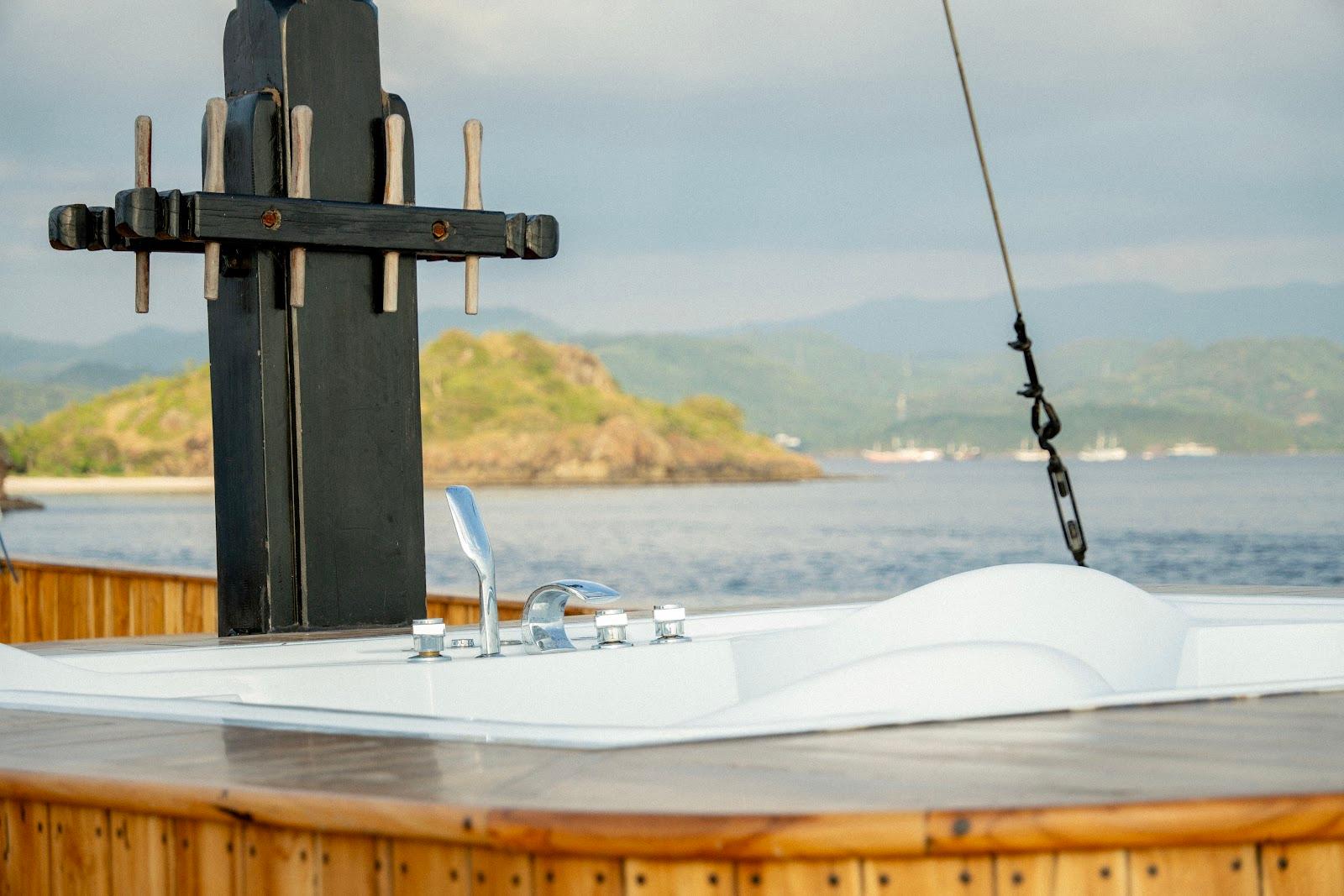 Lamborajo 3 — Jacuzzi and Sundeck - Upper Deck (image 3)