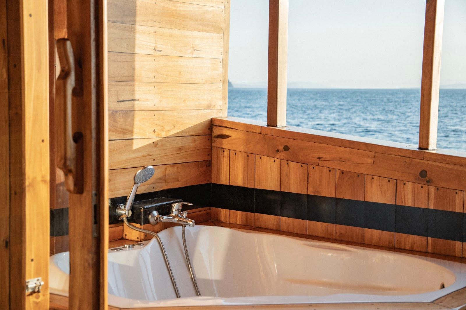 Lamborajo 3 — Cabin 6 (Master Ocean - Queen bed + Extra Single Bed  + private bathroom and jacuzzi) (image 4)