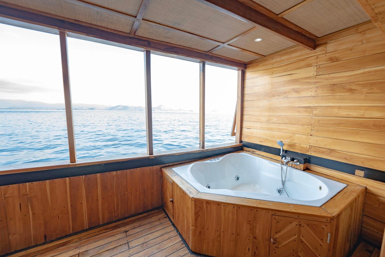 Lamborajo 3 — Cabin 5 (Master Ocean - Queen bed + Extra Single Bed  + private bathroom and jacuzzi) (image 15)