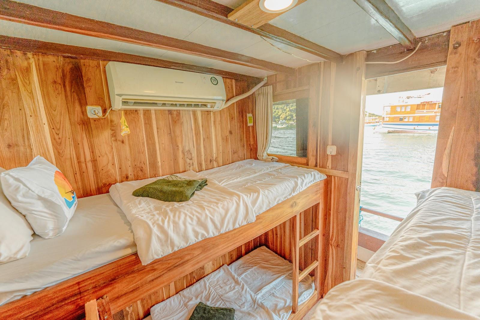 Pesona Bajo — 5. Share Cabin - 4x Single Bunk Bed (image 15)