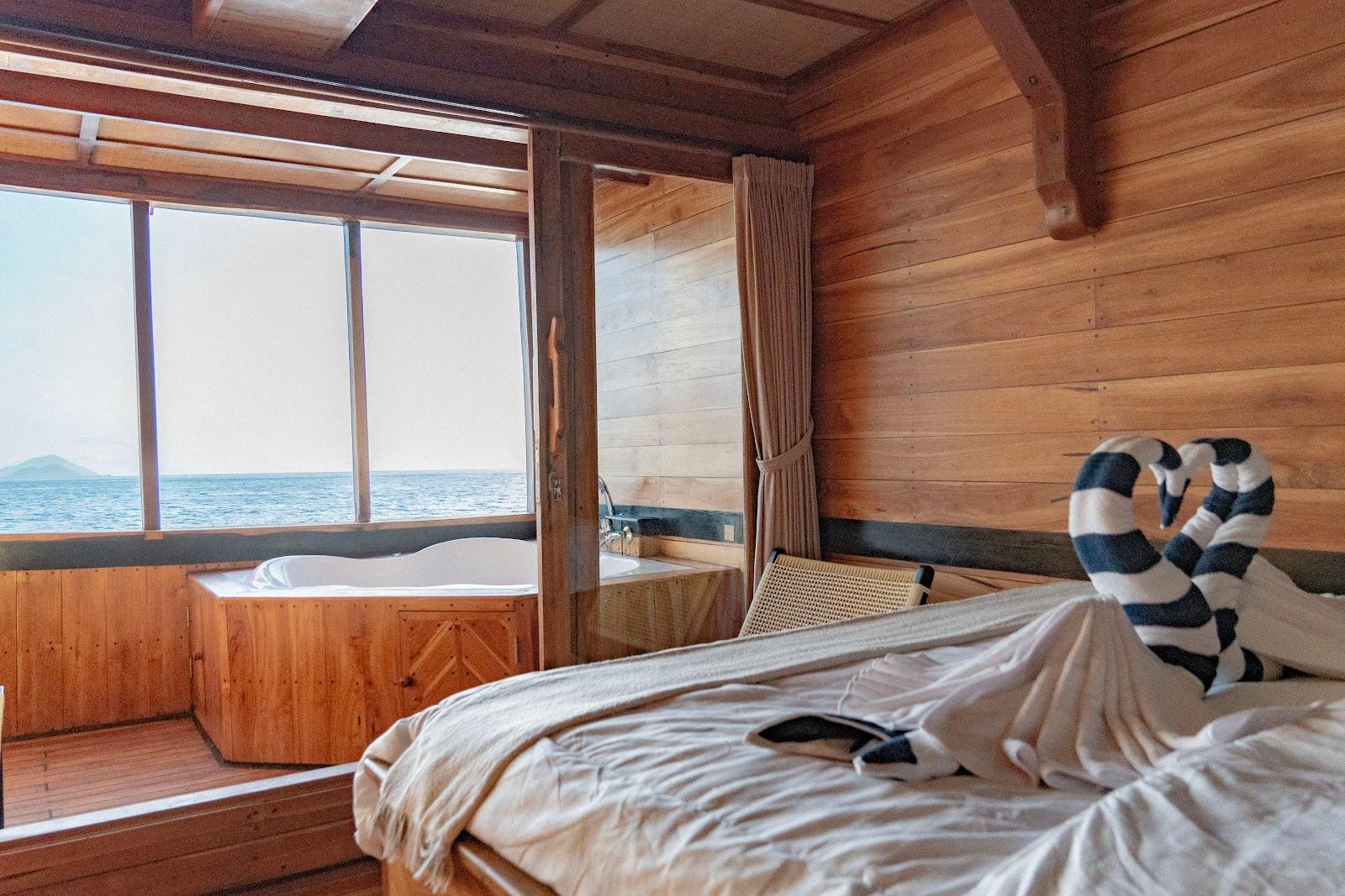 Lamborajo 3 — Cabin 5 (Master Ocean - Queen bed + Extra Single Bed  + private bathroom and jacuzzi) (image 8)