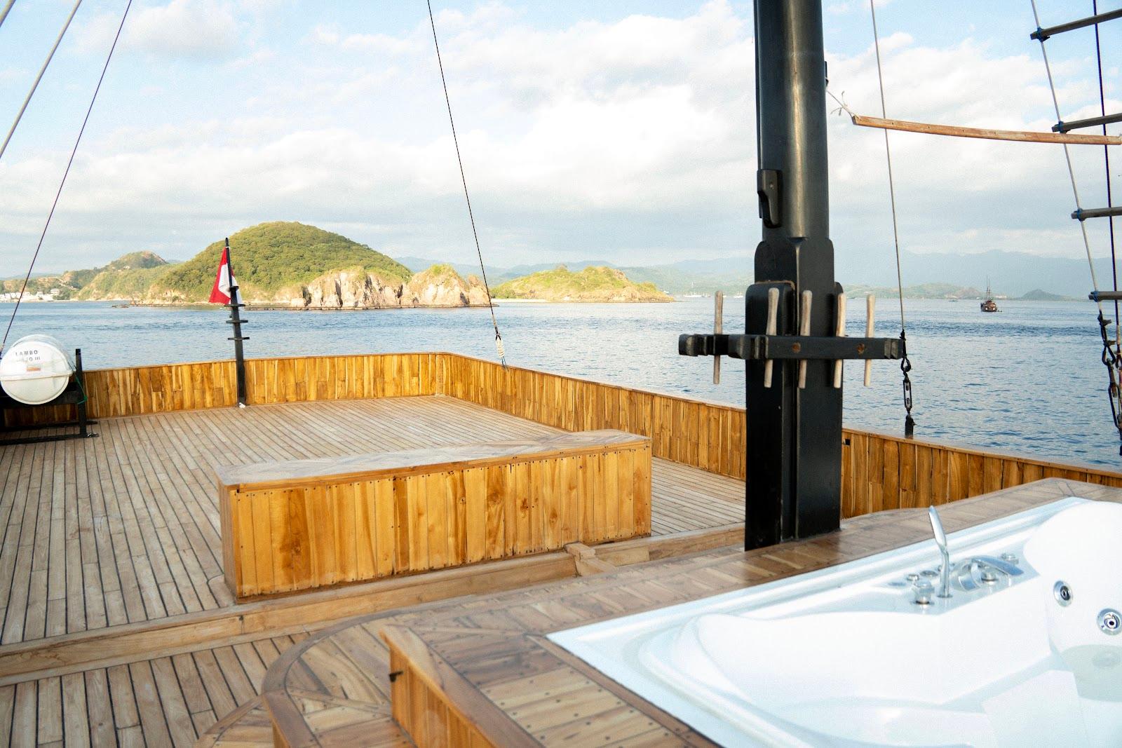 Lamborajo 3 — Jacuzzi and Sundeck - Upper Deck (image 1)