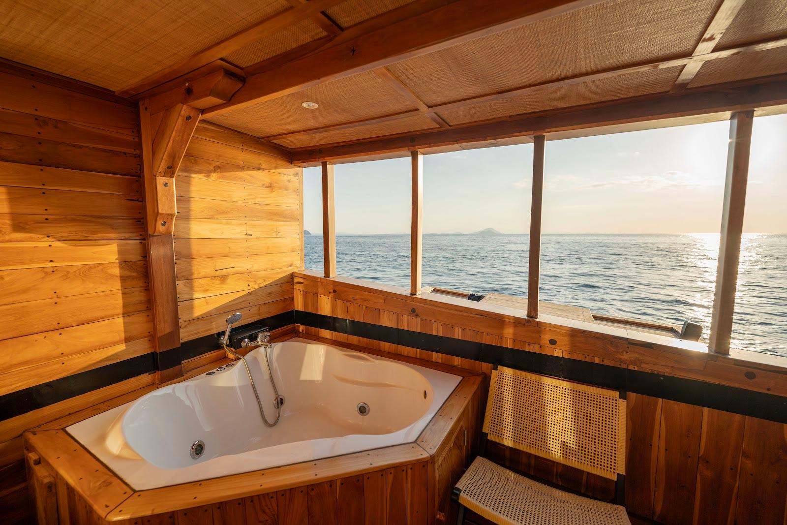 Lamborajo 3 — Cabin 6 (Master Ocean - Queen bed + Extra Single Bed  + private bathroom and jacuzzi) (image 5)