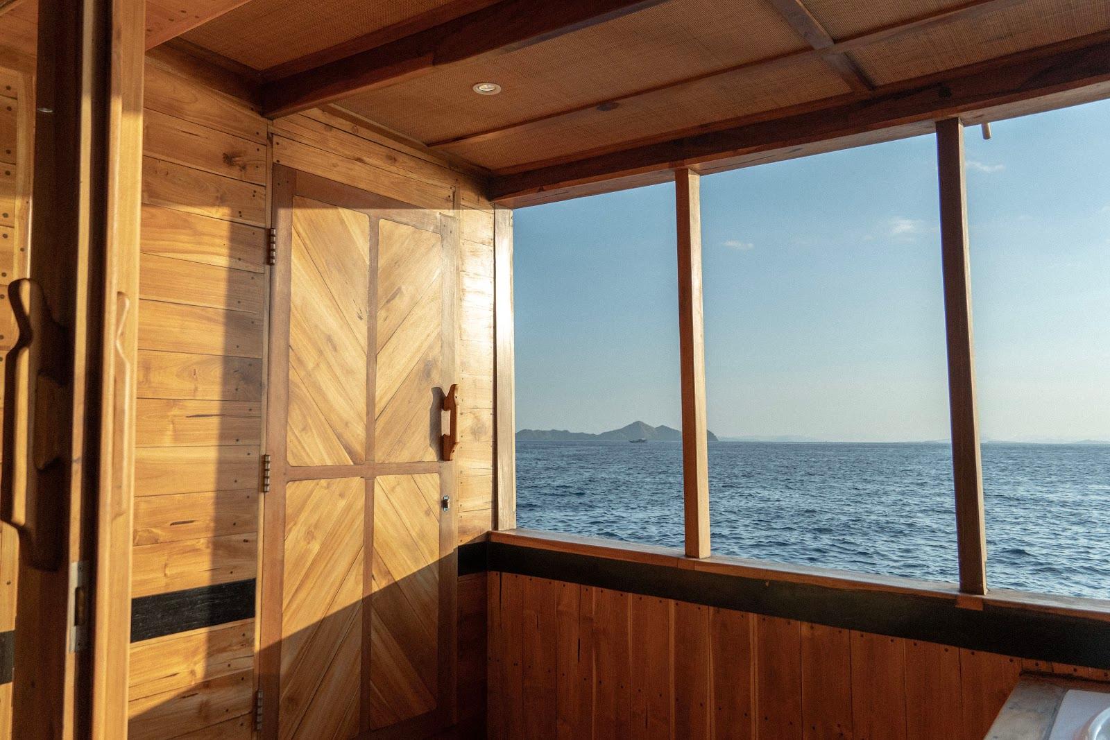 Lamborajo 3 — Cabin 5 (Master Ocean - Queen bed + Extra Single Bed  + private bathroom and jacuzzi) (image 6)