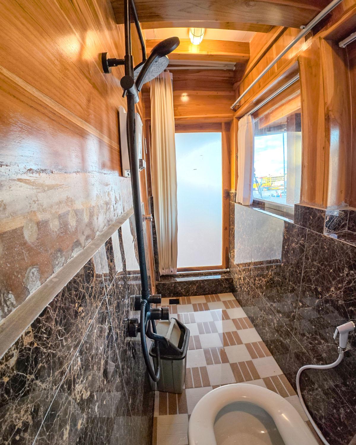 Alfathran 3 — Cabin 5 : Rinjani 02 Room (Queen Bed + 2 Extra Single Bed) (image 5)