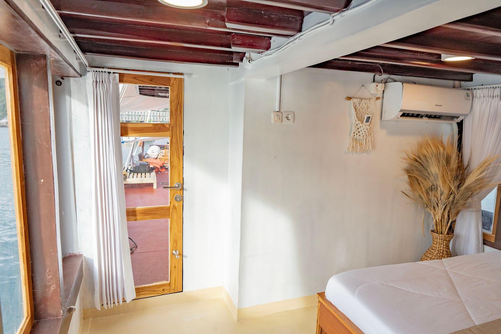 Alfathran — 6. Master Ocean View - upper deck(queen bed + Extra Single Bed 2-3 pax) (image 7)