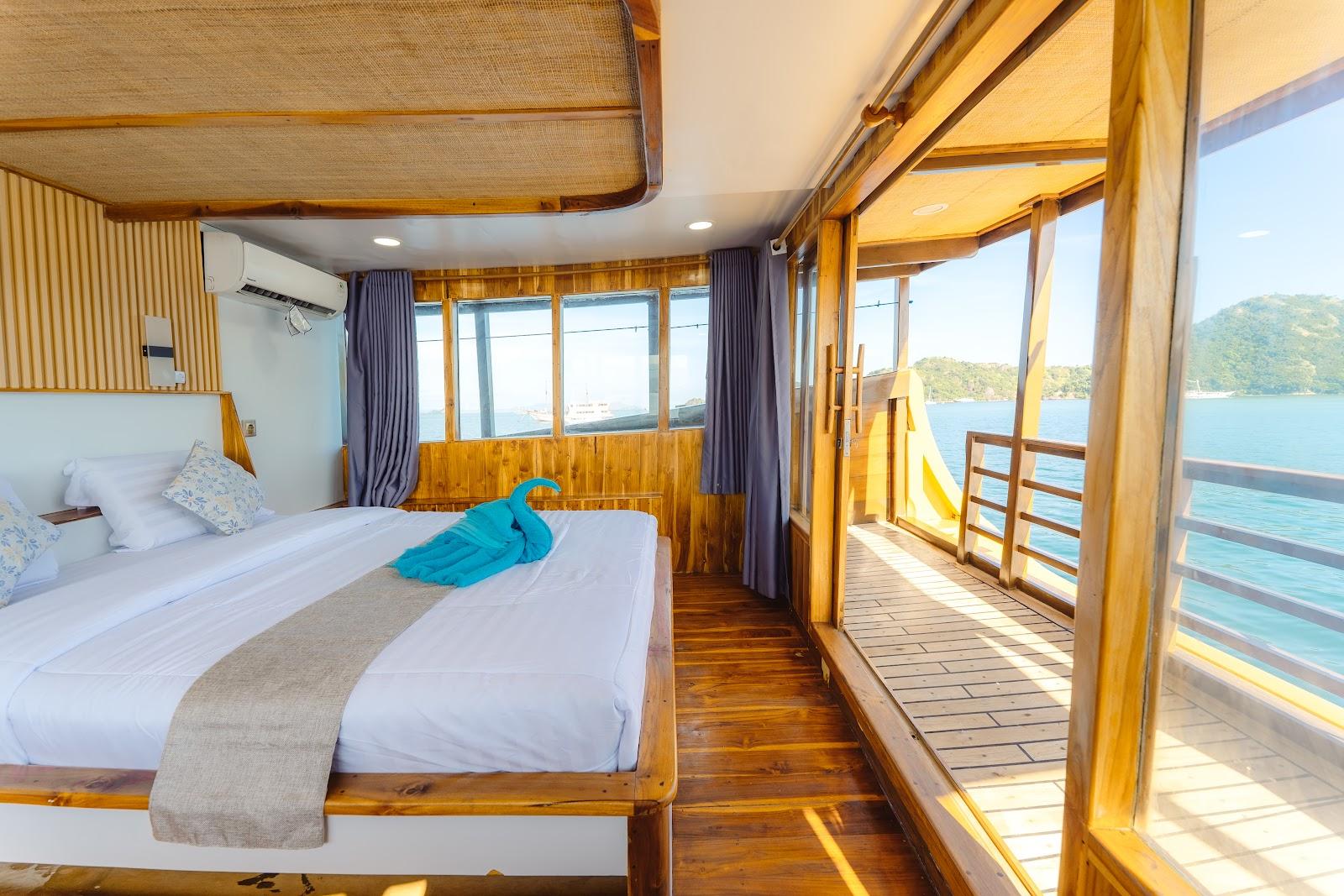 Lamborajo 2 — 6-Family Ocean-(1) Queen bed + 2xExtra Bed -Private bathroom (image 3)