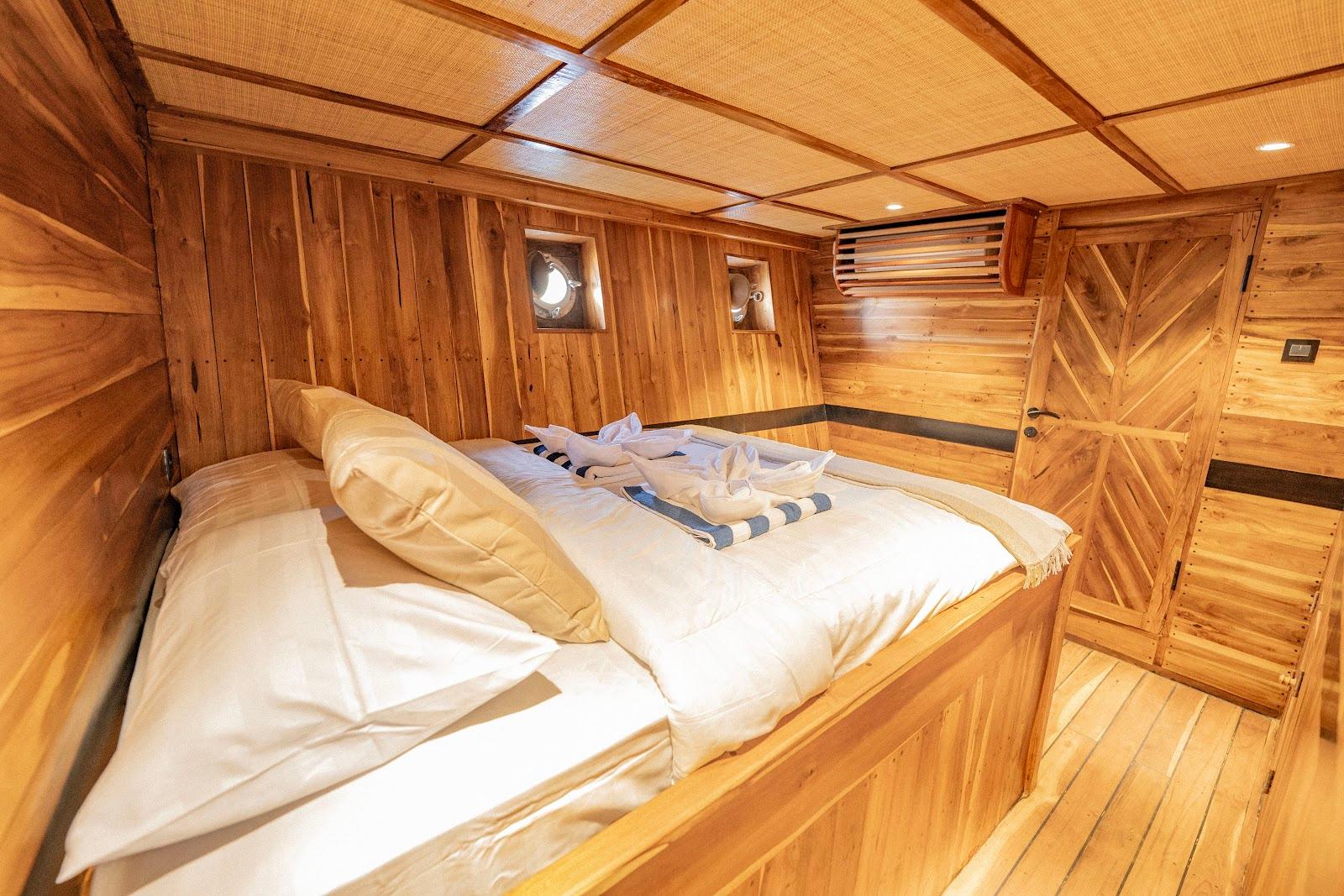 Lamborajo 3 — Cabin 1 (superior cabin - queen bed + private bathroom) (image 4)