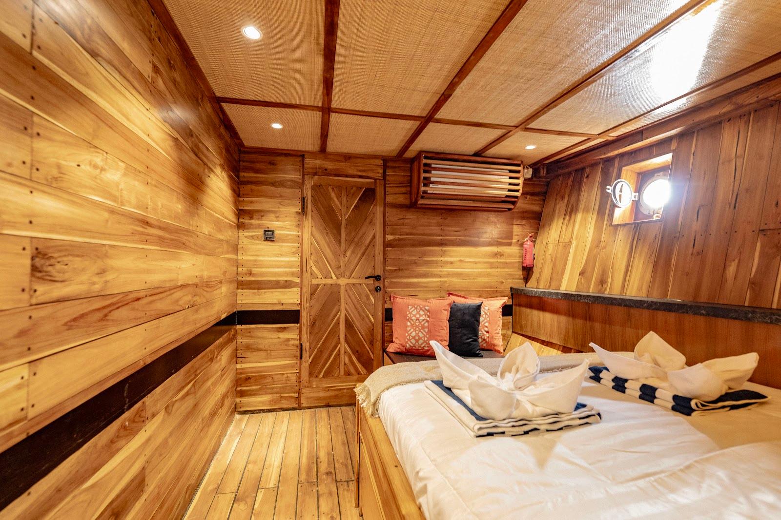 Lamborajo 3 — Cabin 2 (superior cabin - queen bed + private bathroom) (image 2)