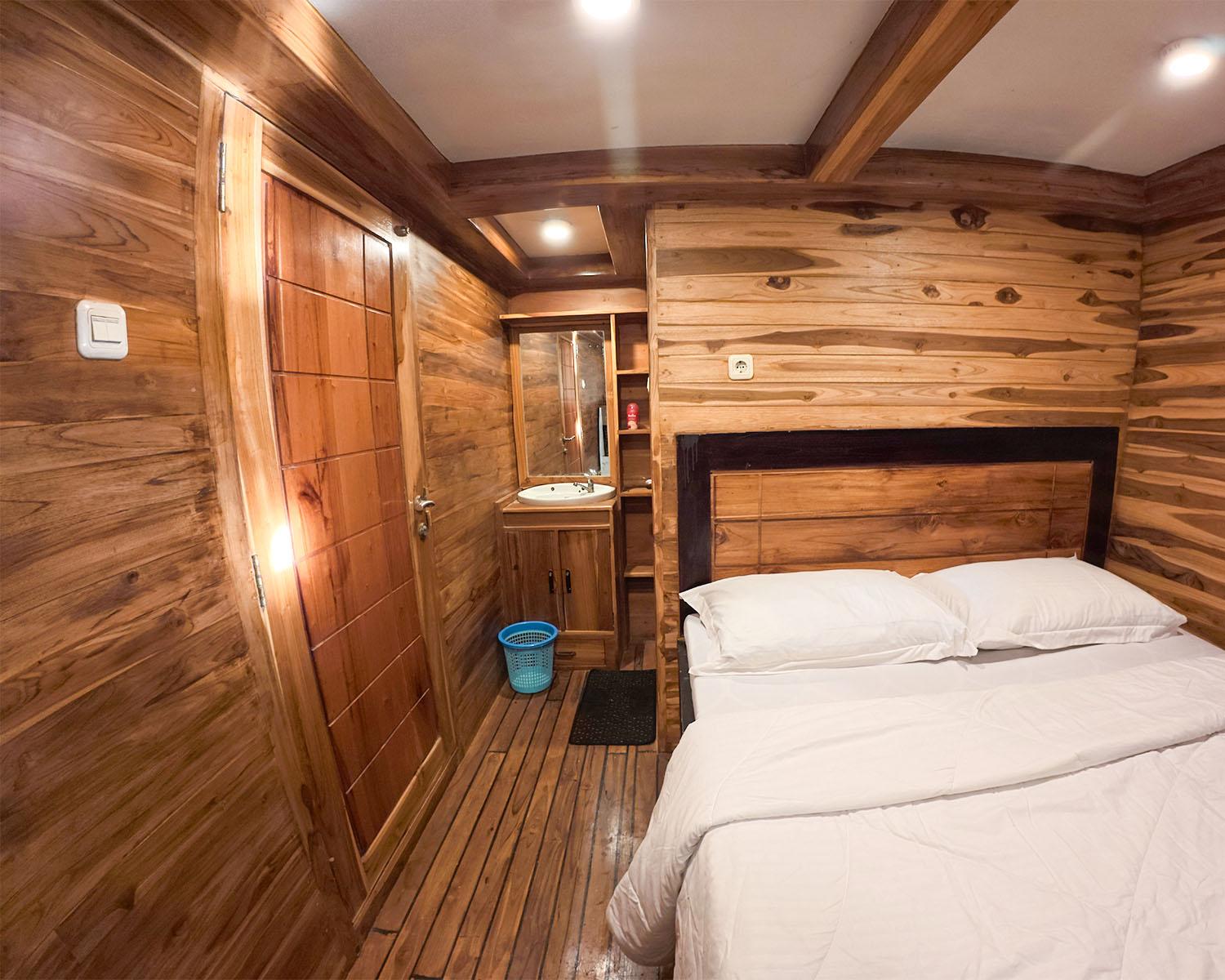 Alfathran 3 — Cabin 7-10 : Gili Room (Queen Bed + Private Bathroom) (image 4)