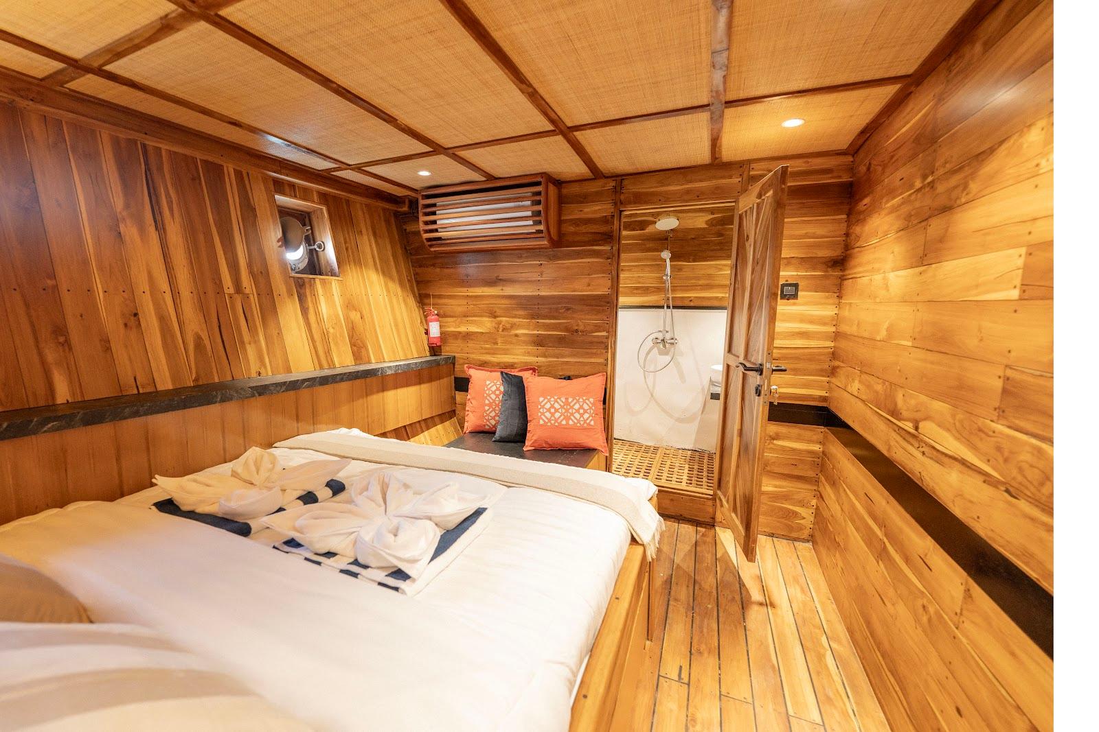 Lamborajo 3 — Cabin 3 (superior cabin - queen bed + private bathroom) (image 5)
