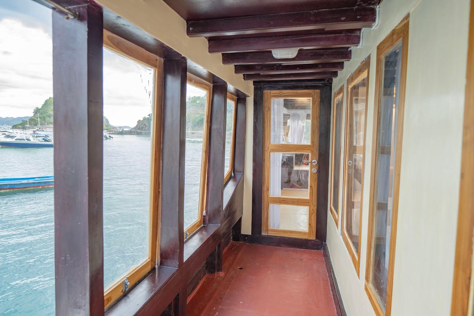 Alfathran — 5. Deluxe Full Ocean View - upper deck (queen Bed + Extra Single Bed 2-3pax) (image 1)