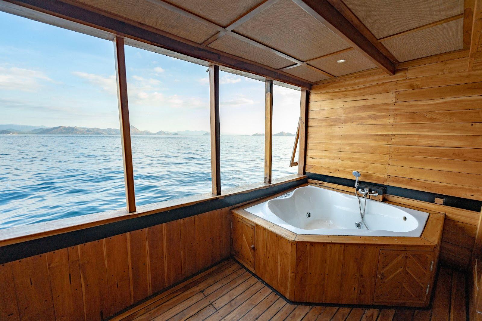 Lamborajo 3 — Cabin 5 (Master Ocean - Queen bed + Extra Single Bed  + private bathroom and jacuzzi) (image 19)