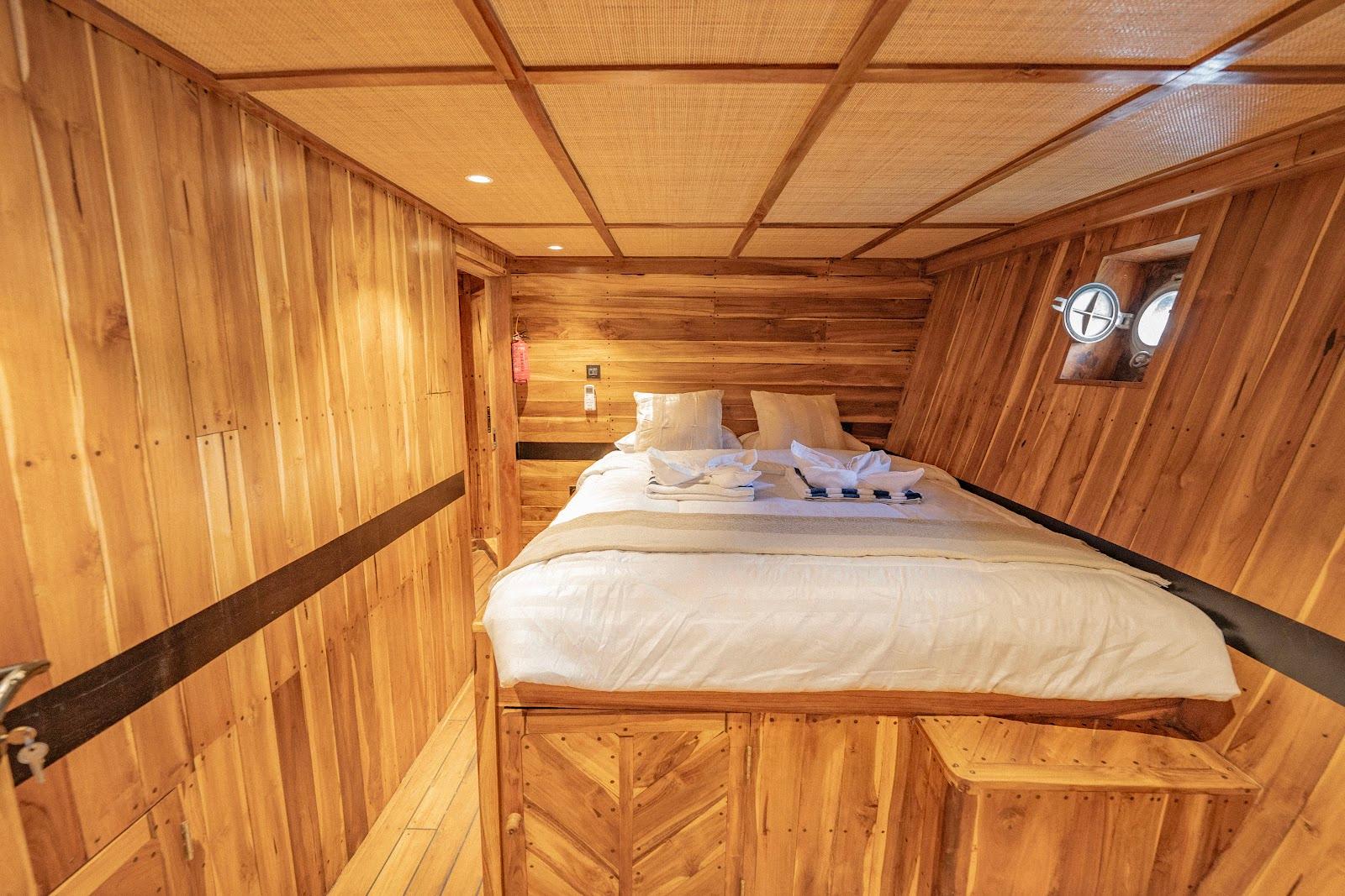 Lamborajo 3 — Cabin 1 (superior cabin - queen bed + private bathroom) (image 3)