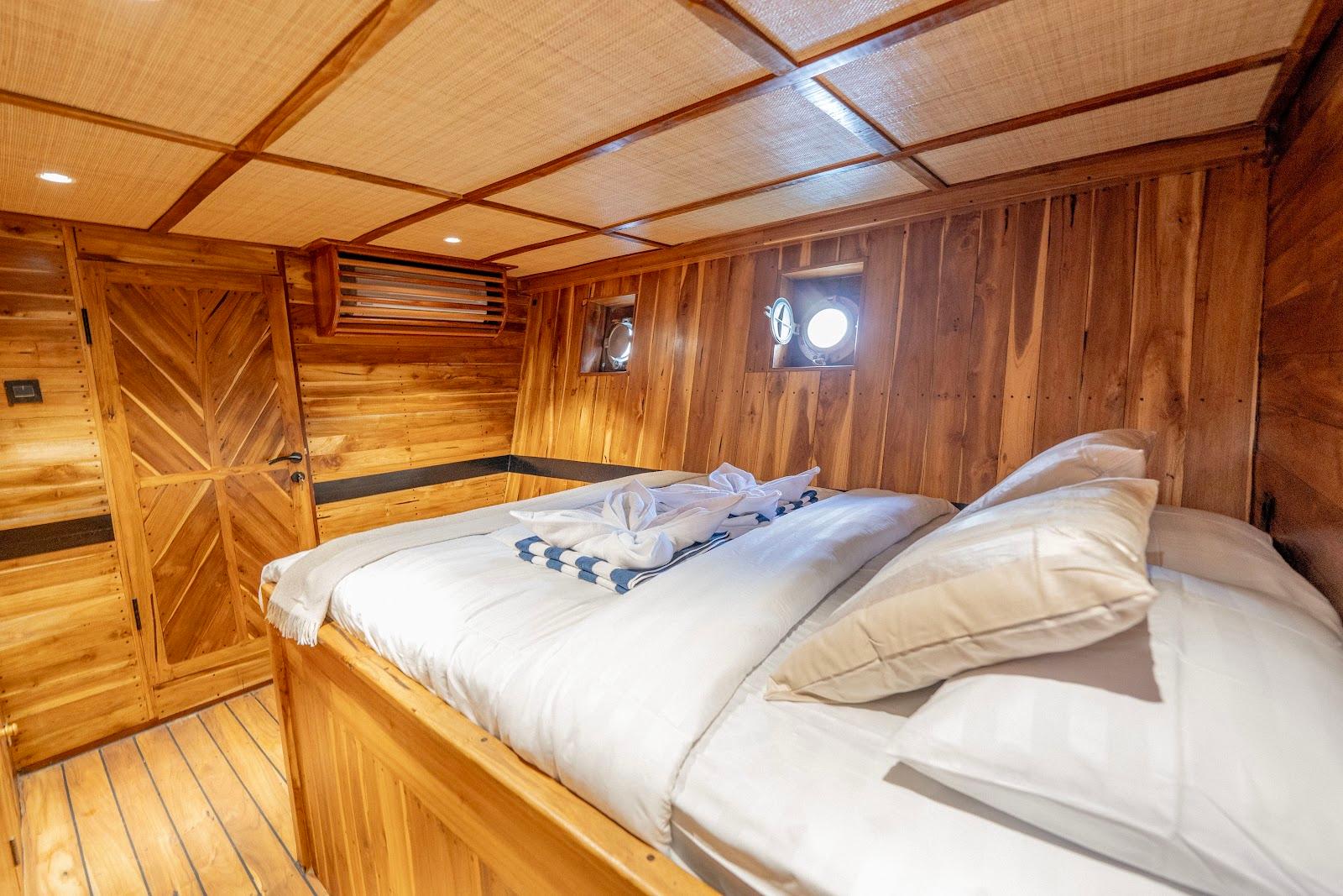 Lamborajo 3 — Cabin 4 (superior cabin - queen bed + private bathroom) (image 7)