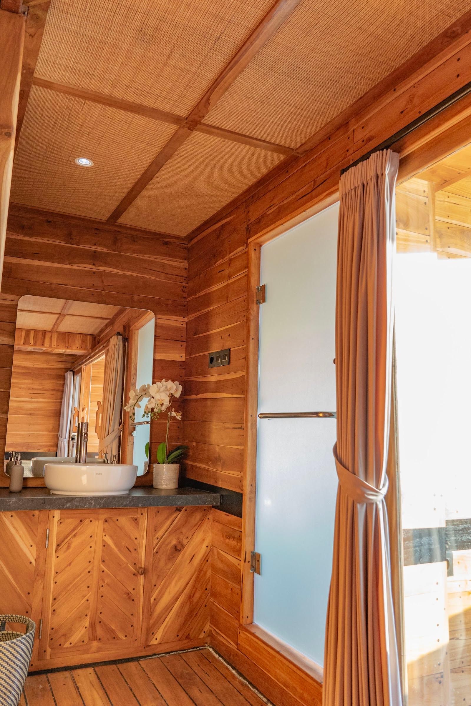 Lamborajo 3 — Cabin 5 (Master Ocean - Queen bed + Extra Single Bed  + private bathroom and jacuzzi) (image 4)