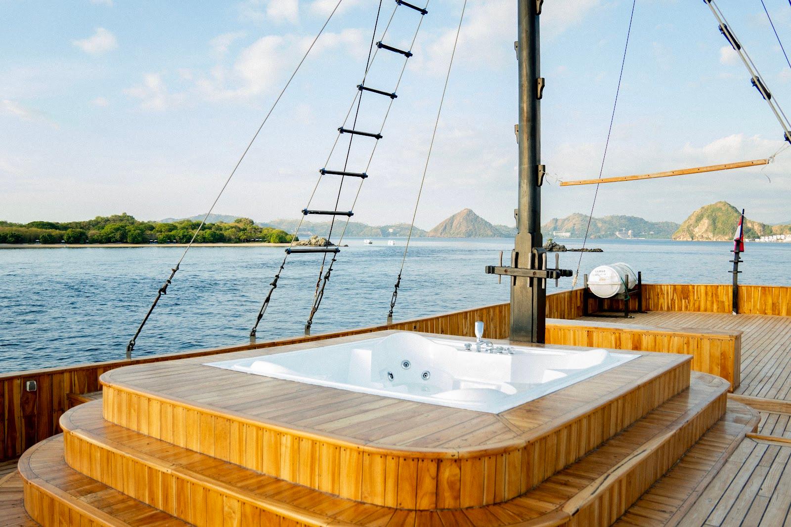 Lamborajo 3 — Jacuzzi and Sundeck - Upper Deck (image 5)