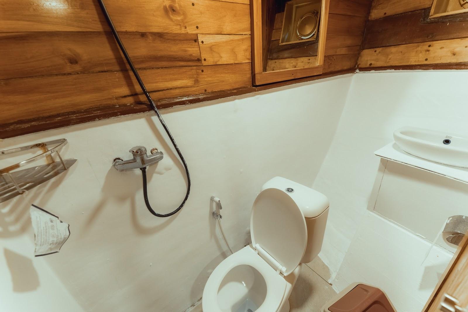 Lamborajo 2 — 5-Superior Cabin (5) Queen Bed + Single Bed - Priavte Bathroom (image 4)