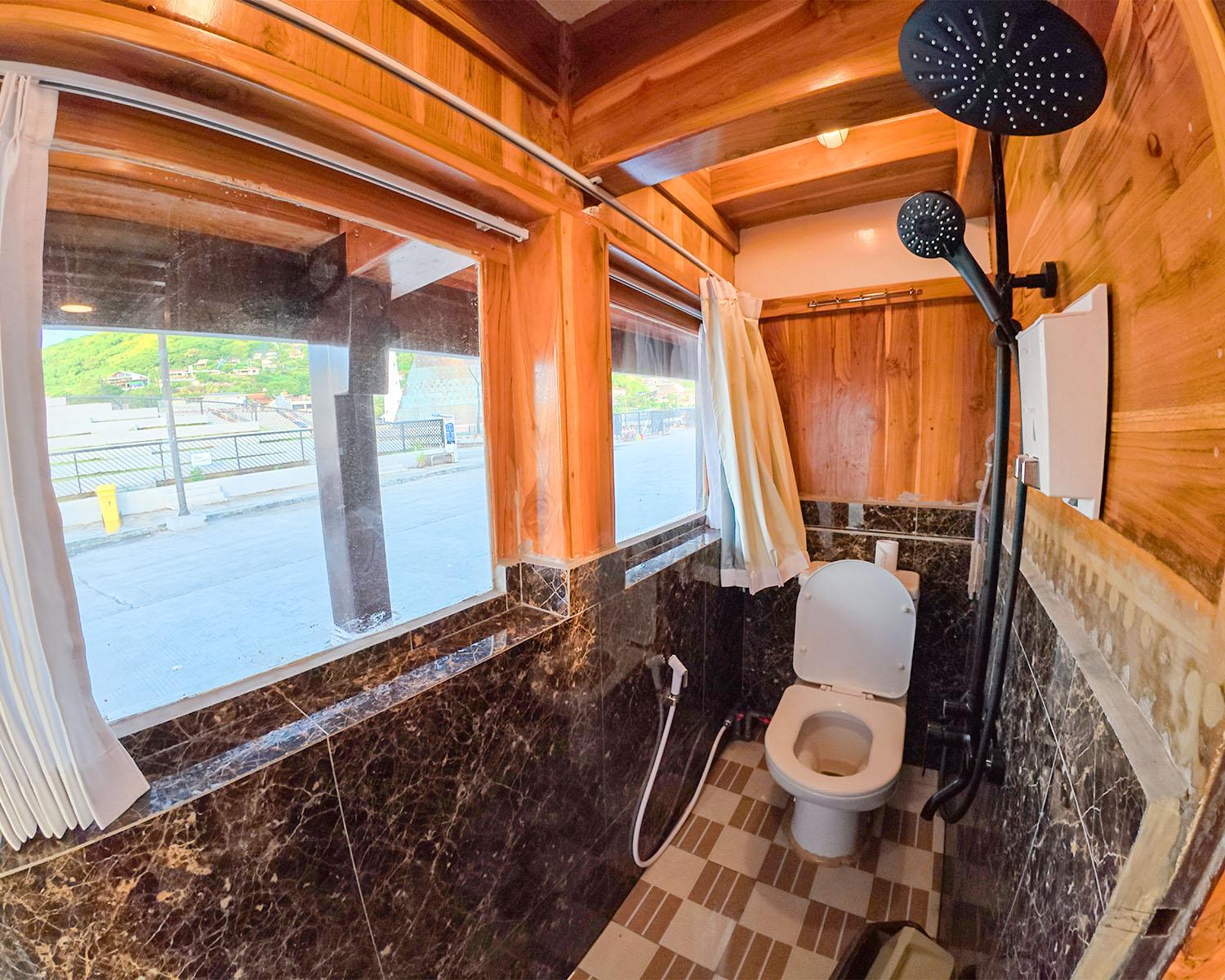 Alfathran 3 — Cabin 5 : Rinjani 02 Room (Queen Bed + 2 Extra Single Bed) (image 4)