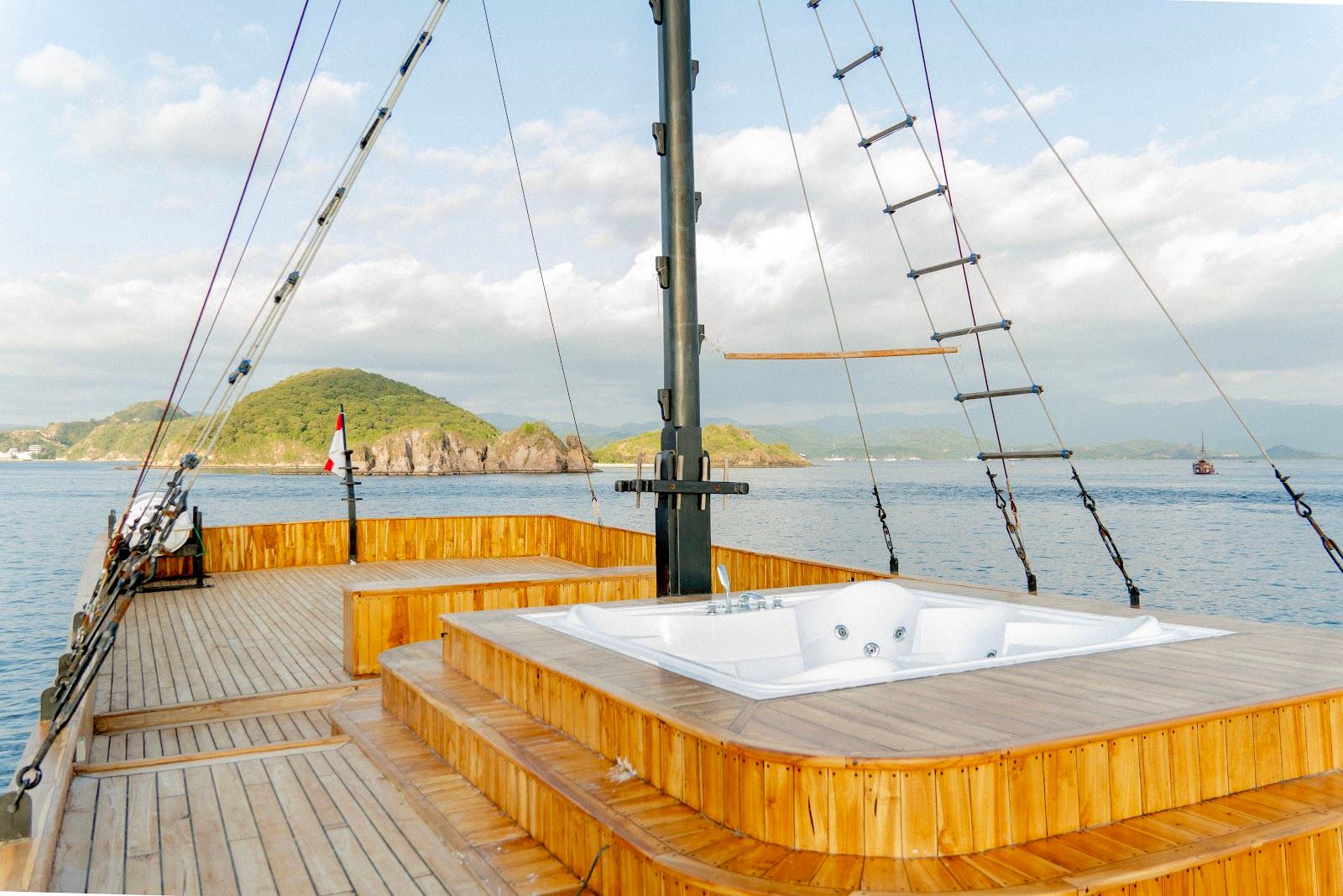 Lamborajo 3 — Jacuzzi and Sundeck - Upper Deck (image 4)