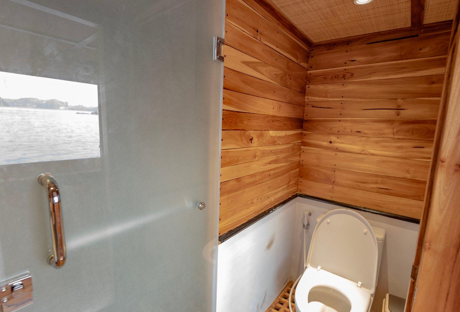 Lamborajo 3 — Cabin 7 (Royal Master - Queen bed + Extra 2x Single Bed  + private bathroom and jacuzzi) (image 1)