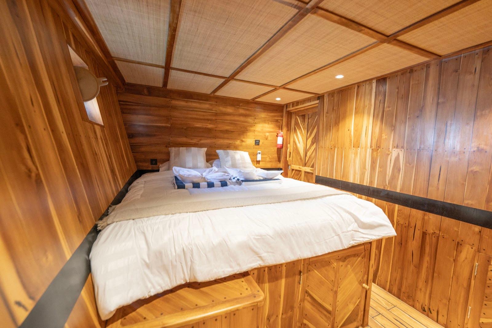 Lamborajo 3 — Cabin 4 (superior cabin - queen bed + private bathroom) (image 6)