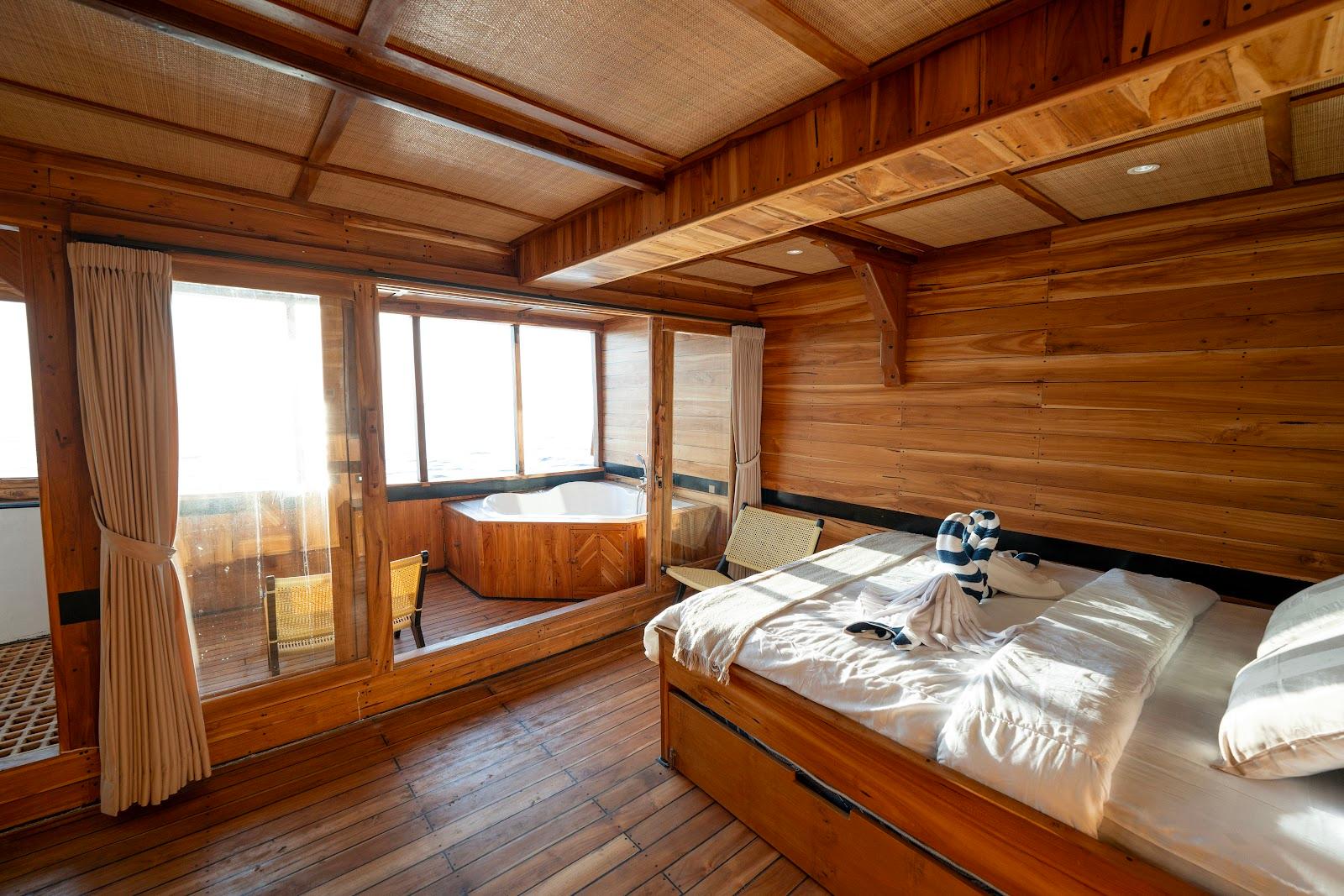 Lamborajo 3 — Cabin 5 (Master Ocean - Queen bed + Extra Single Bed  + private bathroom and jacuzzi) (image 11)