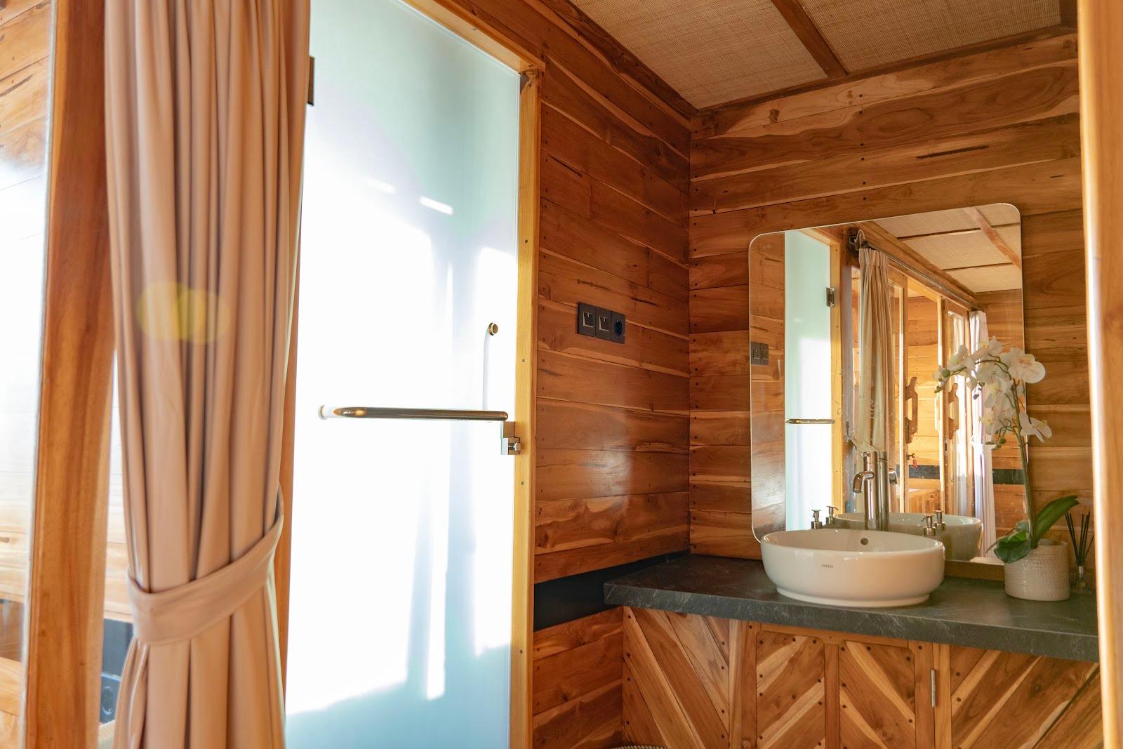 Lamborajo 3 — Cabin 6 (Master Ocean - Queen bed + Extra Single Bed  + private bathroom and jacuzzi) (image 1)