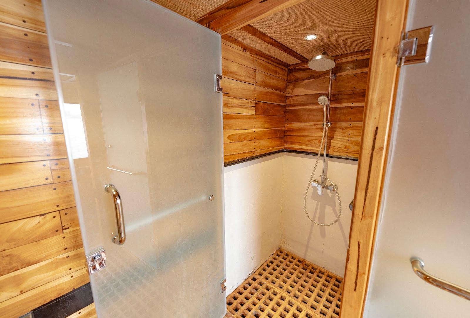 Lamborajo 3 — Cabin 7 (Royal Master - Queen bed + Extra 2x Single Bed  + private bathroom and jacuzzi) (image 2)