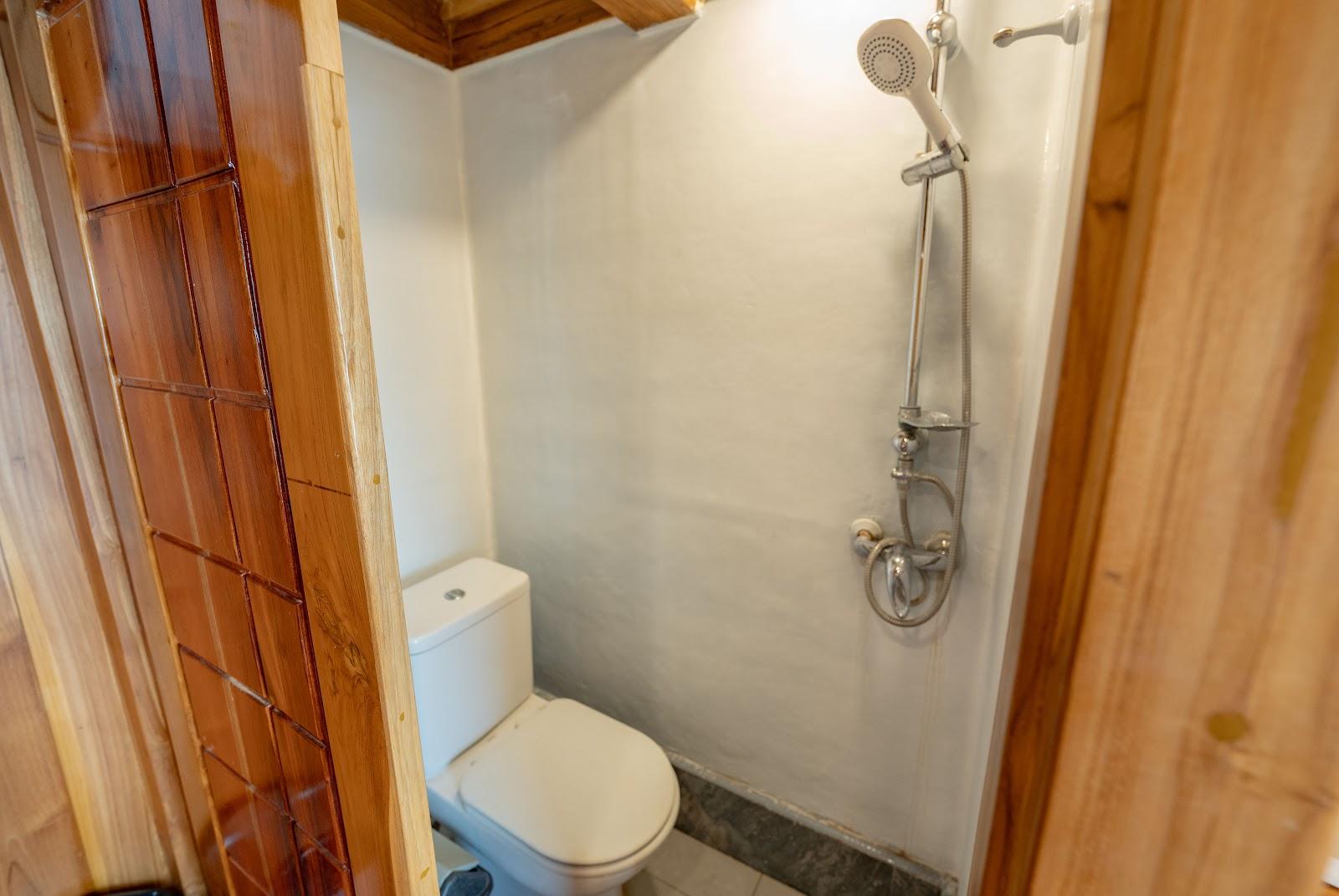 Alfathran 3 — Cabin 3-4 : Flores Room (Queen Bed, Private Bathroom) (image 1)