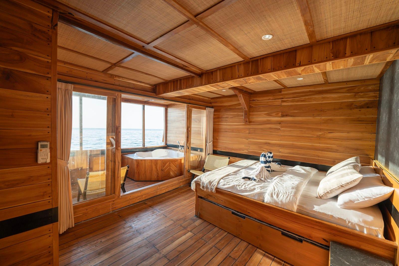 Lamborajo 3 — Cabin 5 (Master Ocean - Queen bed + Extra Single Bed  + private bathroom and jacuzzi) (image 7)